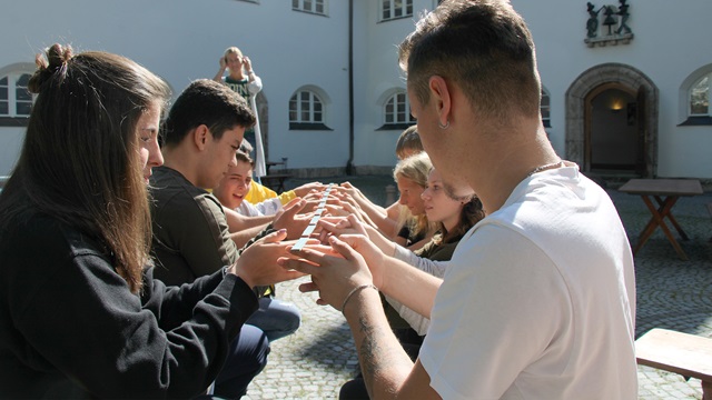 United Initiators Auszubildende üben mit einem Zollstock vor Berufsschule.